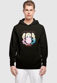 Svart hettegenser med et fargerikt grafisk motiv av en karakter med blondt hår, blå og rosa detaljer, og ordene "MAD LOVE" og "HARLEY QUINN."