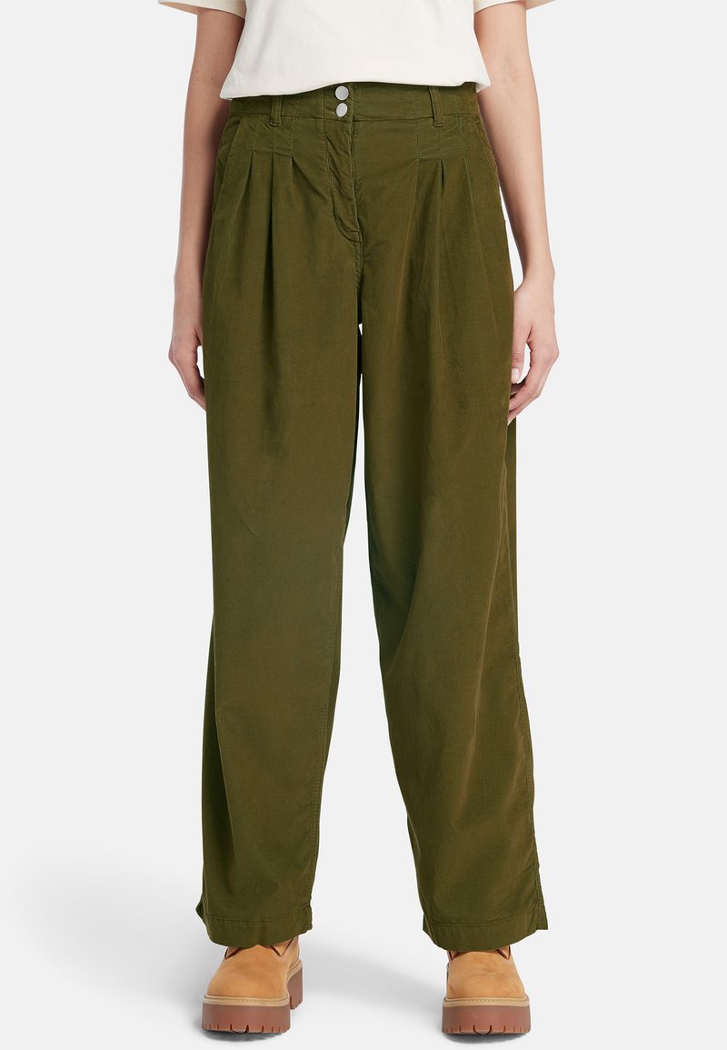 Weite, olivgrüne Hose mit plissiertem Vorderteil, Metallknopfverschluss und verkürztem Saum, aus einem weichen, strukturierten Stoff gefertigt.