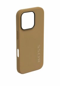 Tansiliconen telefoonhoesje met een vierkante uitsparing voor de camera, voorzien van een zwarte rand en het reliëf "BOSS" logo aan de zijkant. Gladde textuur.