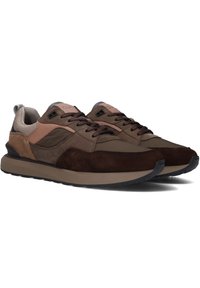 Bruine sneakers met een mix van gladde en suede texturen, met een ronde neus, een plat vetersysteem en contrasterende tan accenten aan de zijkanten.