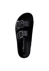 Sandalo nero a doppia fibbia con tomaia in pelle liscia e suola imbottita, caratterizzato da un design piatto e un branding minimalista.