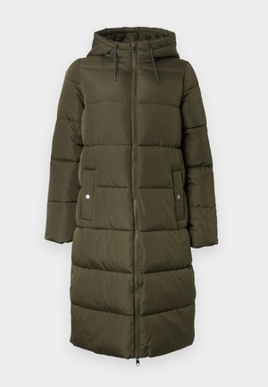 Long manteau rembourré vert olive avec une capuche, doté d'une fermeture éclair à l'avant, de deux poches latérales et d'un motif matelassé sur l'ensemble.