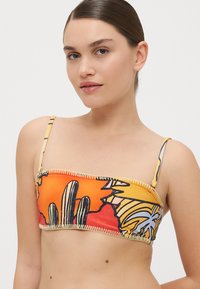 Mnohobarevný bikiny top so živou oranžovo-žltou potlačou s motívmi kaktusov a paliem. Tkanina má hladkú textúru a prešité okraje.