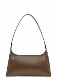 Sac à main en cuir marron avec une texture lisse, un design structuré et une anse courbée. Doté de quincaillerie en ton argent et d'un style minimaliste.