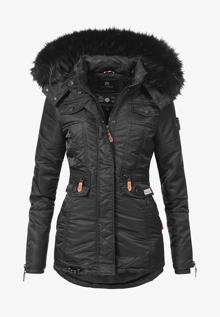 Parka nera impermeabile con rifiniture in pelliccia sintetica sul cappuccio, chiusura con zip, due tasche sul petto, vita con coulisse elastica e dettagli sui polsini.