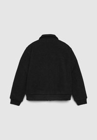 Schwarze, kurz geschnittene Jacke aus strukturiertem Fleece mit Kragen; hat elastische Bündchen und einen Saum für eine enge Passform.