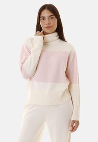 Maglione a collo alto color avorio con strisce rosa chiaro. Tessuto a costine, vestibilità rilassata e maniche lunghe. Morbido tessuto lavorato a maglia, branding minimale.