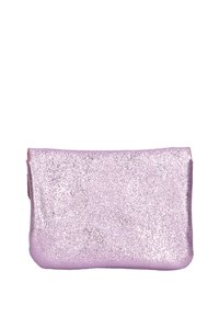 Bolso de mano con purpurina rosa, de textura suave, forma rectangular y cierre de cremallera en la parte superior. Diseño ligero y compacto.