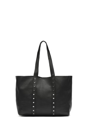 Sac fourre-tout noir en simili cuir texturé, avec deux longues poignées et des clous argentés le long de la couture avant.