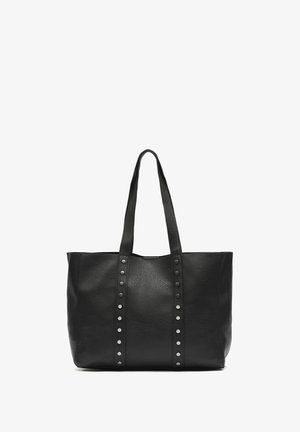 Zwarte tote bag van textuur nepleer, met twee lange handvatten en zilveren studs langs de voorkant.