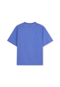 Mėlyna medvilninė T-shirt su trumpomis rankovėmis, apvalia iškirpte ir kontrastingomis siūlėmis palei pečių siūles. Paprastas nugaros dizainas.