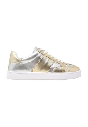 Sneaker basse con pannelli metallici oro e argento, lacci bianchi e suola bianca, vista laterale su sfondo bianco.