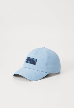 Casquette bleu clair avec une couronne structurée et une visière courbée. Présente une emblème en patch bleu foncé à l'avant. Fabriquée en tissu lisse et léger.