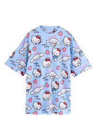 Lichtblauw shirt met korte mouwen met herhalende Hello Kitty- en Cinnamoroll-figuren, roze hartjes en tekstpatronen overal.