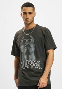 Upscale by Mister Tee UNISEX TUPAC UP - Printtipaita - charcoal