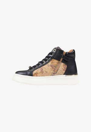 Zapatilla alta de cuero negro con un panel lateral marrón con patrón y suela de goma blanca. Cuenta con ojales, cordones y una cremallera lateral.
