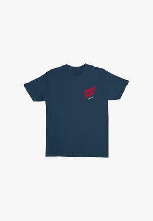 Camiseta azul marino con texto rojo "Stranger Things" y pequeño logo blanco "Santa Cruz" en la parte superior izquierda del pecho.