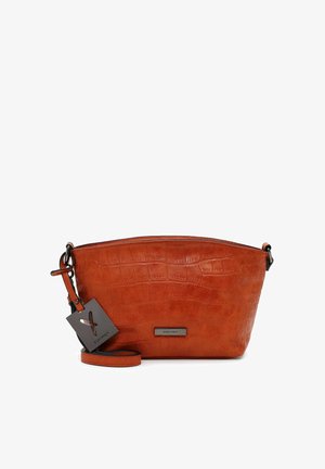 Sac bandoulière marron texturé avec sangle réglable et une plaque de marque métallique au centre devant.