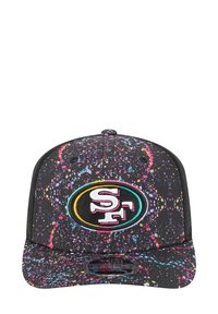 Schwarze Kappe mit einem bunten Spritzmuster, ausgestattet mit einem gestickten SF-Logo auf einem runden Patch auf der Vorderseite. Verstellbarer Snapback-Verschluss.
