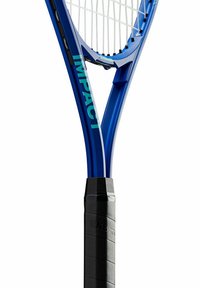 Racchetta da tennis blu con impugnatura nera texturizzata, dotata di un telaio leggero, il testo "IMPACT" ben visibile e corde bianche in un classico schema.