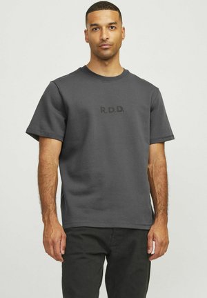 Sudadera de manga corta en gris carbón, con cuello redondo, presenta el texto impreso "R.D.D." en el pecho, tela lisa, corte amplio.