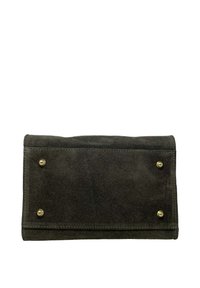 Tmavě šedá semišová peněženka s hladkým povrchem, zdobená mosaznými hroty a jednoduchým obdélníkovým tvarem. Prošití podél okrajů.