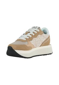 Sneaker beige con una combinazione di materiali in suede e rete, motivi floreali, accenti grigi e una suola spessa bianca e nera.