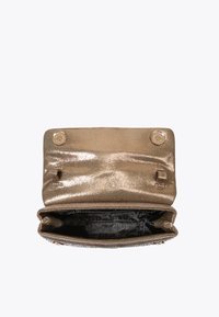Borsetta in bronzo metallico con una texture lucida e liscia. Presenta una chiusura a scatto sicura e una fodera interna a motivi. Forma rettangolare.