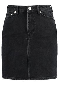 Jupe en denim noir avec une silhouette ajustée, design à cinq poches et accents en métal argenté. Présente un ourlet net et une texture subtile.