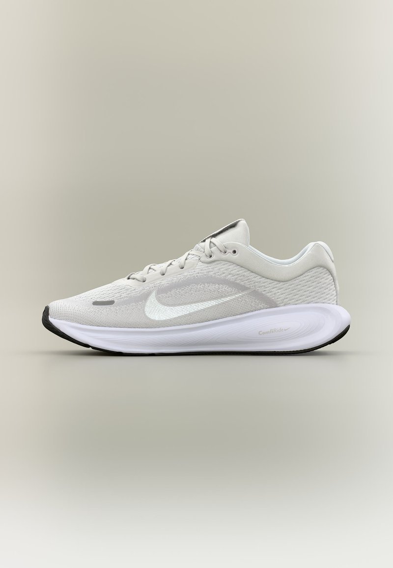 Chaussure de running Nike blanche avec dessus en mesh, semelle amortie et semelle extérieure noire, présentée de profil sur un fond neutre.
