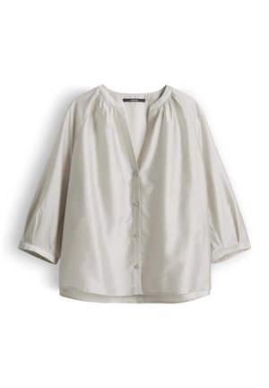 Lichtgrijze satijnen blouse met V-hals, geplooide halslijn, knoopsluiting aan de voorkant en driekwart mouwen.
