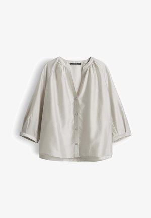 Lichtgrijze satijnen blouse met V-hals, geplooide halslijn, knoopsluiting aan de voorkant en driekwart mouwen.