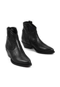 Czarne skórzane botki za kostkę z ostrymi noskami, bocznymi zamkami błyskawicznymi i przeszytymi wzorami na zewnętrznej powierzchni. Niskie słupkowe obcasy. Gładka tekstura.