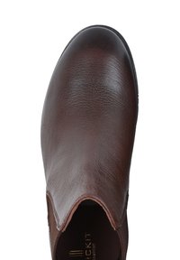 Brązowy skórzany but o gładkiej teksturze, zaokrąglonym nosku i fasonie wsuwanym. Posiada kontrastującą ciemną podeszwę oraz subtelne detale stebnowania.