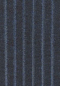 Tessuto con uno sfondo blu scuro e sottili righe verticali di blu più chiaro. Il tessuto ha una superficie liscia e un motivo intrecciato.