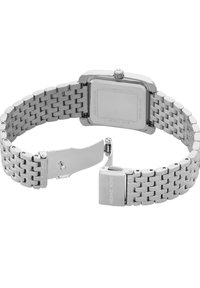 Orologio da polso in acciaio inossidabile con quadrante quadrato, cinturino in rete argentata e chiusura sicura. Presenta una superficie liscia e un design minimalista.