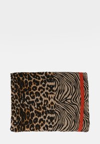 Pochette con stampa di leopardo e zebra in tessuto strutturato, con una striscia accentata arancione. La palette di colori comprende marrone, nero e beige.