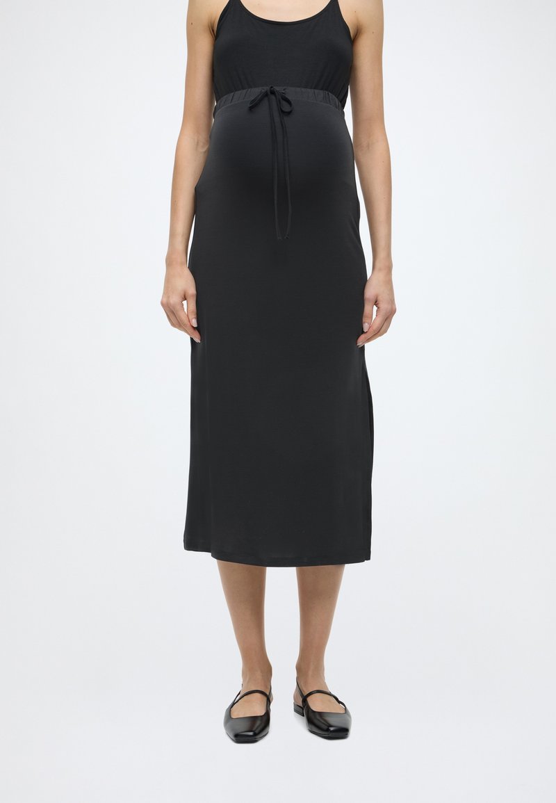 Εγκυμοσύνης φόρεμα σε μαύρο χρώμα, κατασκευασμένο από ελαφρύ ύφασμα, με εφαρμοστό κορσέ και ρυθμιζόμενη ζώνη στη μέση, με ευθύ φόρεμα.