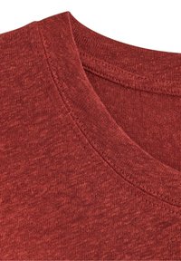 Rød bomulds T-shirt med en blød tekstur. Har en afslappet rund halsudskæring og en subtil meleret struktur i stoffet.
