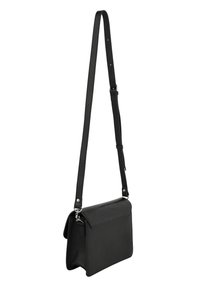 Sort crossbody taske i tekstureret læder, flad design, justerbar rem og en magnetisk klaplukning. Har en glat og præget overflade.