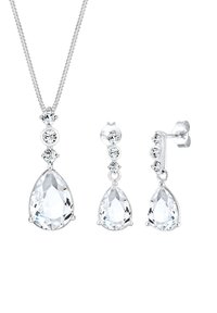 Set di gioielli in argento con cristalli trasparenti a forma di goccia, composto da una collana con pendente e orecchini abbinati. Il design presenta accenti rotondi sulla catena.