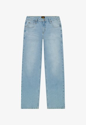 Jean en denim bleu clair avec une coupe droite, cinq poches et une étiquette de marque Lee sur la ceinture. Finition propre sans distorsion visible.