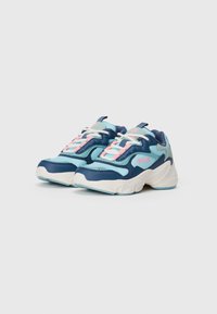 Une paire de baskets FILA bleu et turquoise clair avec des accents roses et de semelles blanches épaisses sur un fond blanc uni.