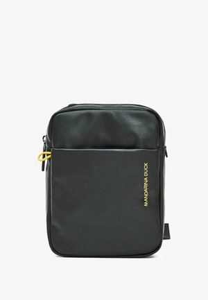 Schwarze synthetische Tasche mit glatter Textur, Reißverschluss und einer Fronttasche mit gelbem Akzent. "Mandarina Duck" Logo in Gold.