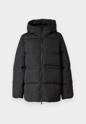 Melnas pūkainas jakas ar kapuci, priekšējo rāvējslēdzēju un horizontālu dūrienu, kas nodrošina siltumu. Gluda tekstūra un kvadrātveida forma.