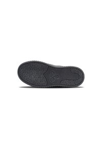 Svart sula på sportskor med ett texturerat, hexagonalt mönster och en central logotyp. Rundad tå med slitstarkt, flexibelt gummimaterial.