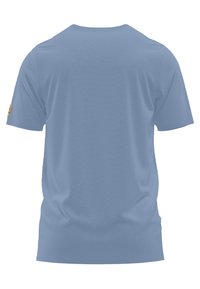 Helles blaues Baumwoll-T-Shirt mit Rundhalsausschnitt und kurzen Ärmeln, ausgestattet mit einer subtilen Textur und einem Etikett am linken Ärmel.