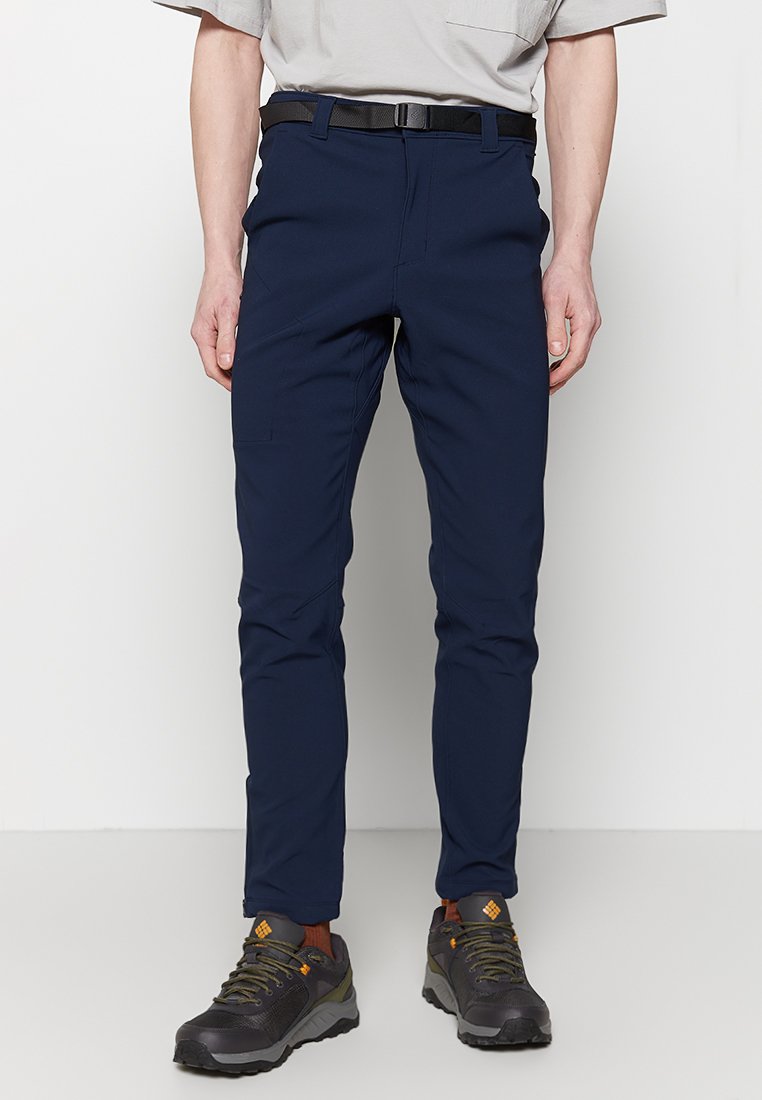 Pantalones outdoor ajustados en azul marino, fabricados con un material elástico y duradero, incluyen un cinturón y cuentan con bolsillos laterales y un diseño limpio.