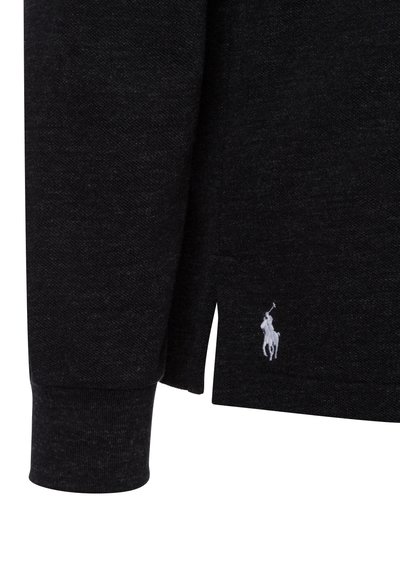 Schwarzes Langarmshirt aus strukturiertem Stoff mit gerippten Bündchen und seitlichen Schlitzen. Mit kleinem weißen Polo-Logo unten links.