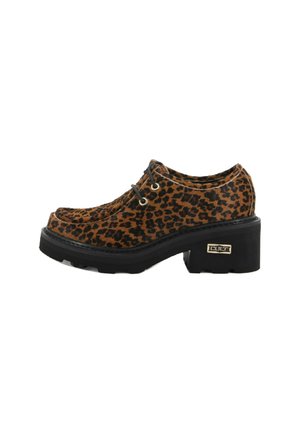 Scarpa con tacco basso con stampa leopardata marrone e nera, lacci frontali, suola nera spessa e logo metallico rettangolare sul tallone.